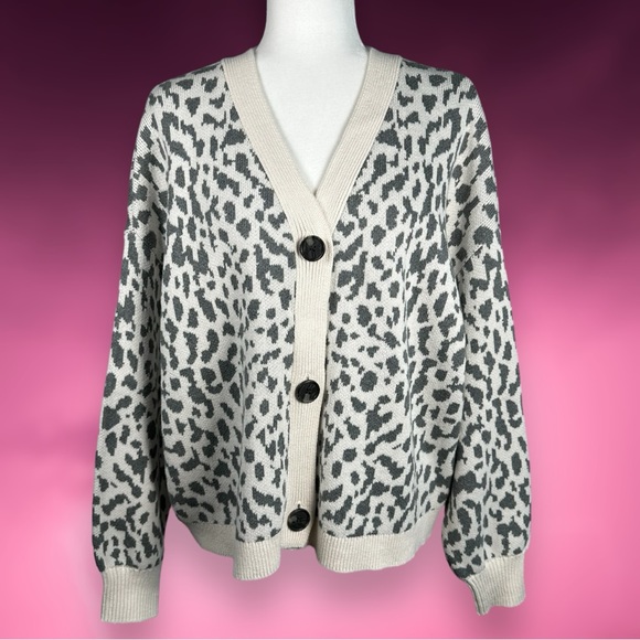 NWT LOFT Cropped Leopard Animal Knit V-Neck Cotton Gray Cream Button Cardigan XL - Picture 2 of 9
